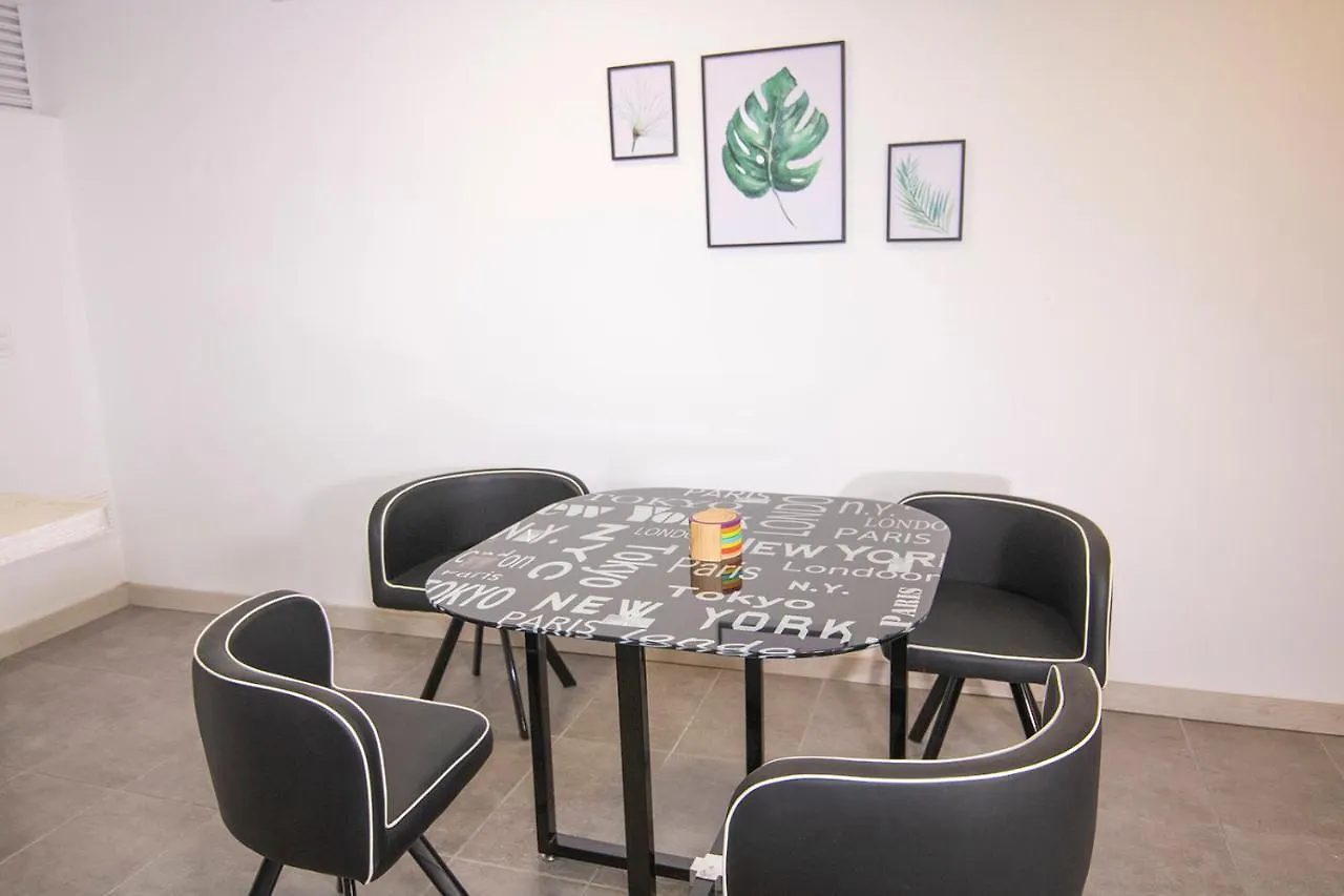 Tranvia 40 Aparthotel Μεντεγίν